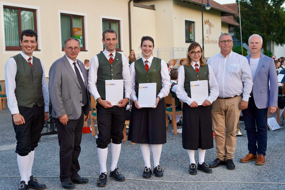 Mario Gebhart, Nicole Rößler und Daniela Kellner erhielten die Ehrenmedaille in Bronze für 15 Jahre aktive Mitgliedschaft.