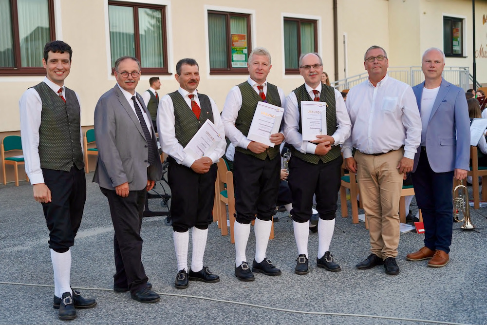 Norbert Geist, Rainer Bazala und Kapellemeister Johann Pausackerl wurden für 40 Jahre Mitgliedschaft mit der Ehrenmedaille in Gold geehrt. 